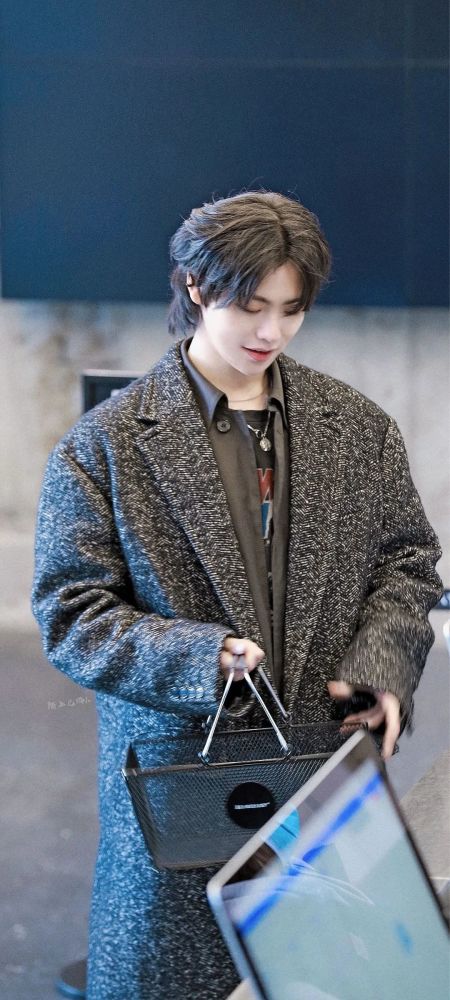 更有人调侃说"肖宇梁,导演让你演张起灵,但没让你