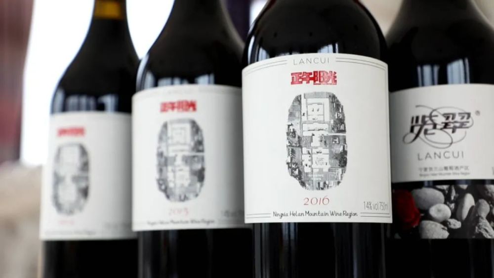 正午阳光也与立兰酒庄推出了一款命名为"闽宁镇"的定制红酒,可以说