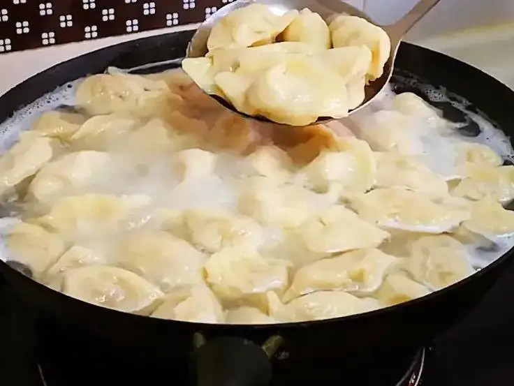 煮餃子,先煮皮還是先煮餡?牢記3點,餃子不破皮不粘連,更好吃