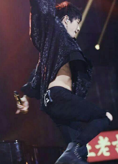 都见识过嘛,怎么可能会因为看到华晨宇秀了一下身材就表现如此夸张呢