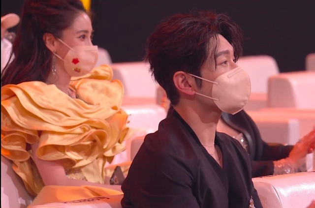 黄晓明有意思!以前公然帮杨颖提裙子!现在