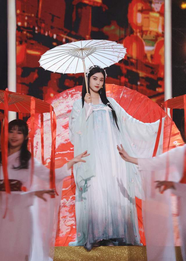 徐艺洋元宵喜乐会化身云海佳人古装惊艳穿越时空共庆佳节