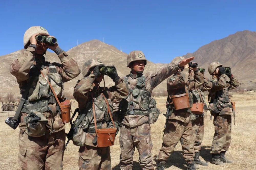 接过钢枪新兵奔赴战场