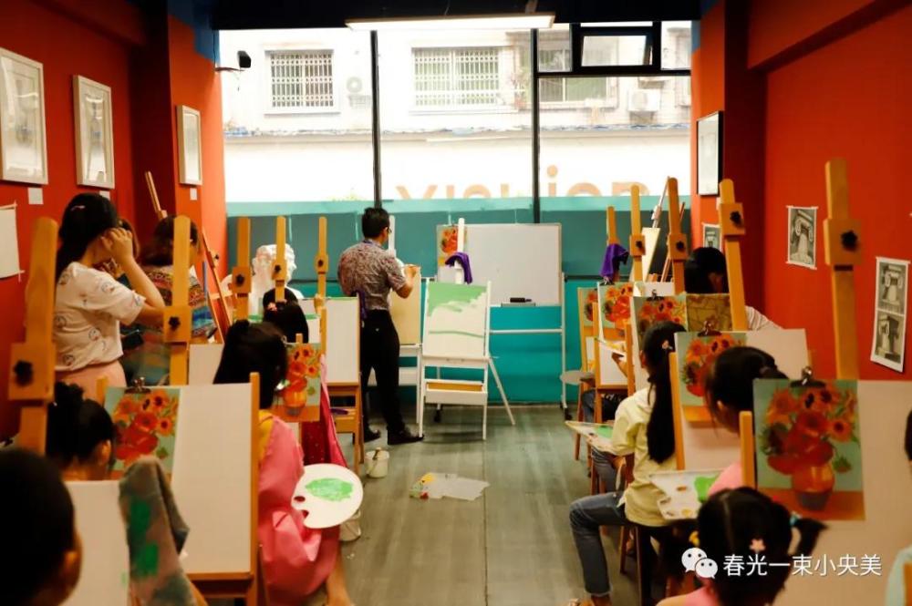 小央宝儿童美术:艺术沙龙现场,家长与艺术家面对面交流.