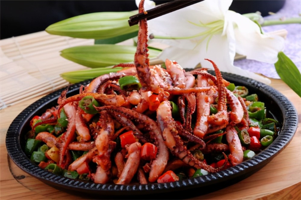 铁板鱿鱼3,加入调好的淀粉汁翻炒,至透明即可出锅食用.