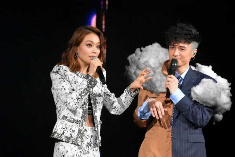 容祖儿 古巨基容祖儿 郑伊健容祖儿 黎明张学友来助阵首场演唱会时