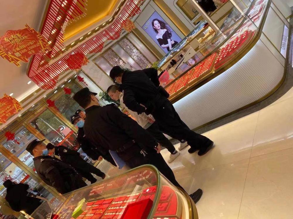 江苏19岁女子持美工刀抢金店拿小锤子连续击打16次才敲碎金店玻璃案件