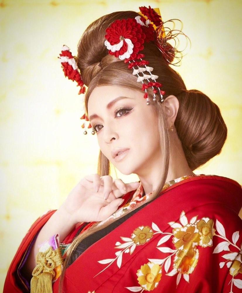 42岁富婆滨崎步晒照宽松潮牌藏孕肚花魁和服造型难掩丰腴身姿