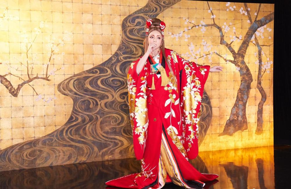 42岁富婆滨崎步晒照宽松潮牌藏孕肚花魁和服造型难掩丰腴身姿