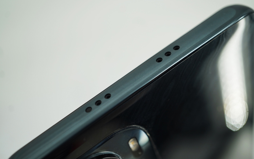 redmi k40 pro 的中框进行过磨砂处理,手感十分细腻,顶部扬声器开孔