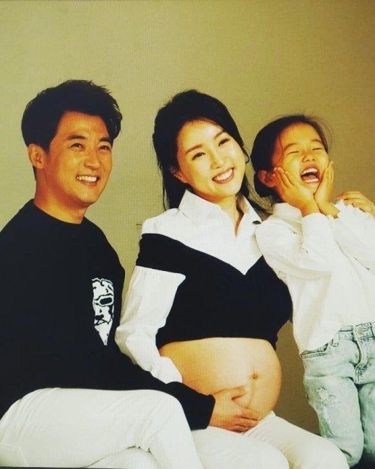 49岁安在旭二胎得子娶小8岁娇妻5年儿女双全曾与金喜善传绯闻