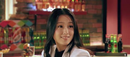 除了电影电视剧,艾佳妮还在话剧届有发展,演出了话剧《山楂树之恋》.