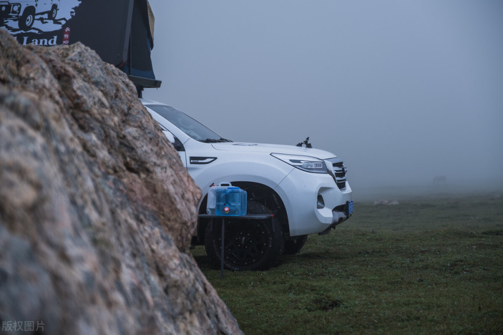 哈弗h9改装升级完成一顶车顶帐篷游天涯户外露营办公两不误