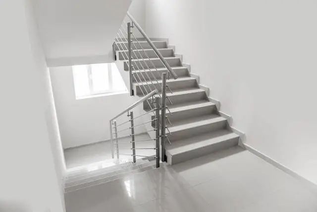 有的高层建筑没有考虑消防电梯,扑救火灾时,消防人员只得"全副武装"冲