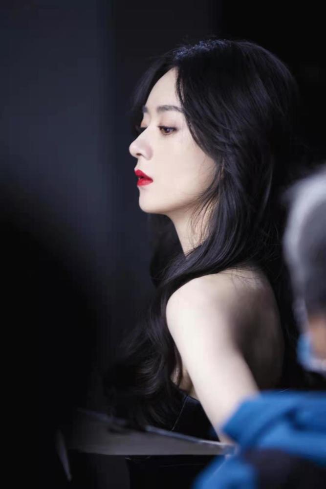 赵丽颖晒新照穿黑色露肩皮裙御姐范涂大红唇气场全开