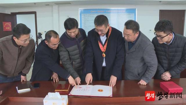 灌云“全国脱贫攻坚先进个人”王斌：退役不褪色，六年扶贫路，走进大会堂_腾讯新闻