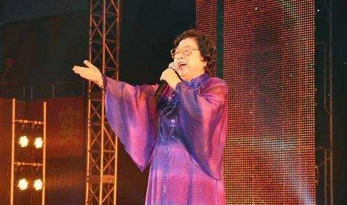 又过了小半年,在2006年的北京新春音乐会上,高保利受邀演唱一首《三天