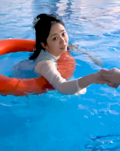 谭松韵拍"落水戏",浮在游泳圈上俏皮十足,脱妆后颜值过于真实