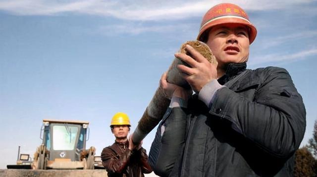 第三,在工程项目工地上面,经常发生安全事故,包工头弄不好就要进行