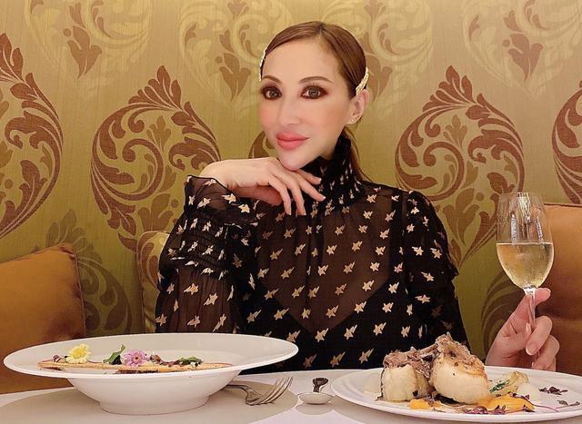 香港名媛薛芷伦过亿豪宅曝光患乳腺癌容貌大变否认整容