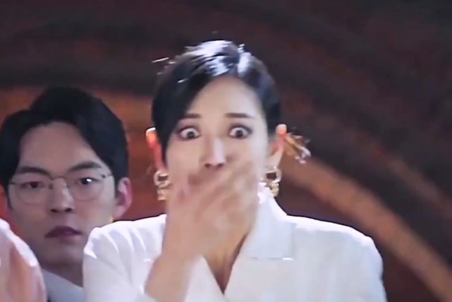 顶楼2真相大白开头跌下楼梯的那个人应该是锡京同款衣服