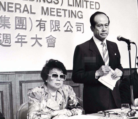 1990年李嘉誠帶李嘉欣回家小聚原配莊月明3小時後就離世