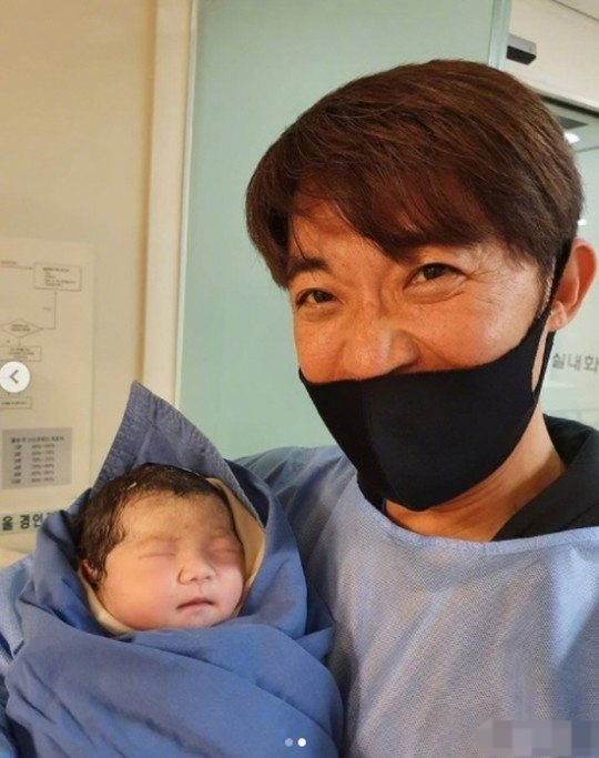 安在旭二胎得子开心得合不扰嘴儿子正面照曝光超可爱