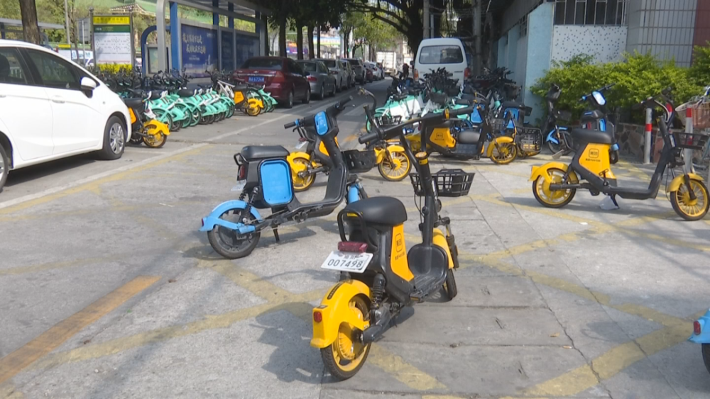 共享电动车使用方便但停放不能随便