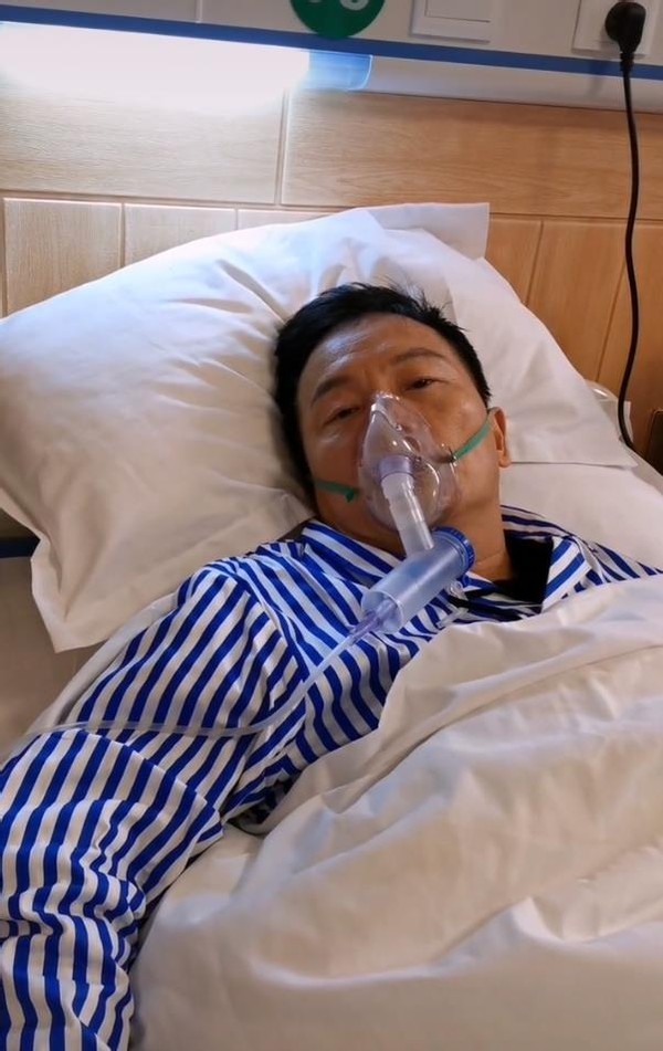 知名笑星周卫星罕晒照二婚娶小28岁娇妻同框混血女儿像爷孙