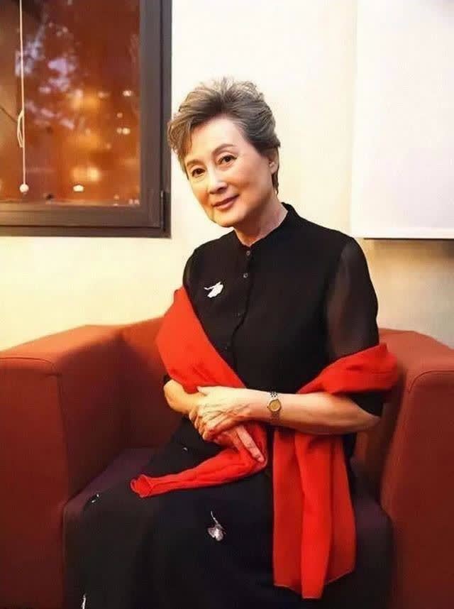 六十多岁的龚雪这复古打扮挺洋气穿着奶奶裙同框向梅俏丽年轻