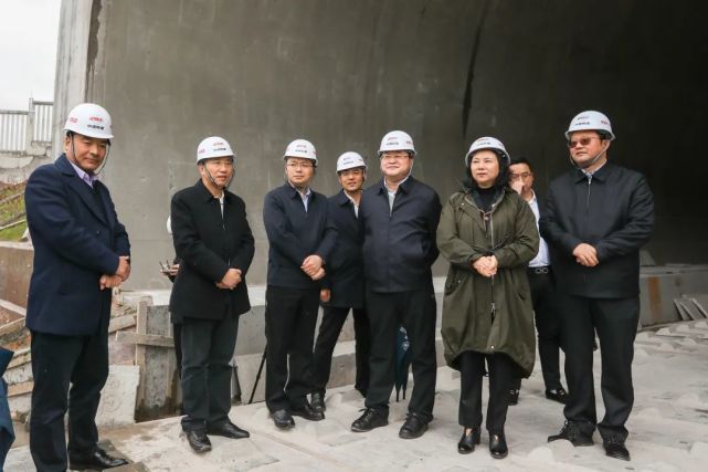 郑万高铁重庆段全面进入铺轨阶段