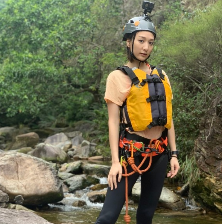 雪梨33岁女儿放弃做老师全面进军娱乐圈上节目玩游戏被吓哭