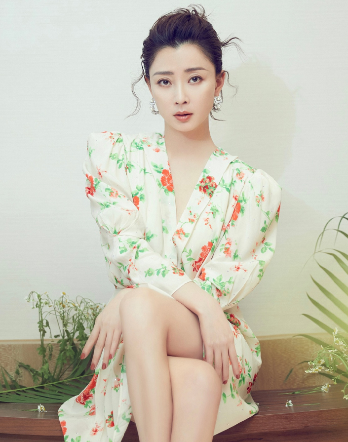 新《粉红女郎》开播,殷桃"万人迷"形象显老,太毁经典了_腾讯新闻