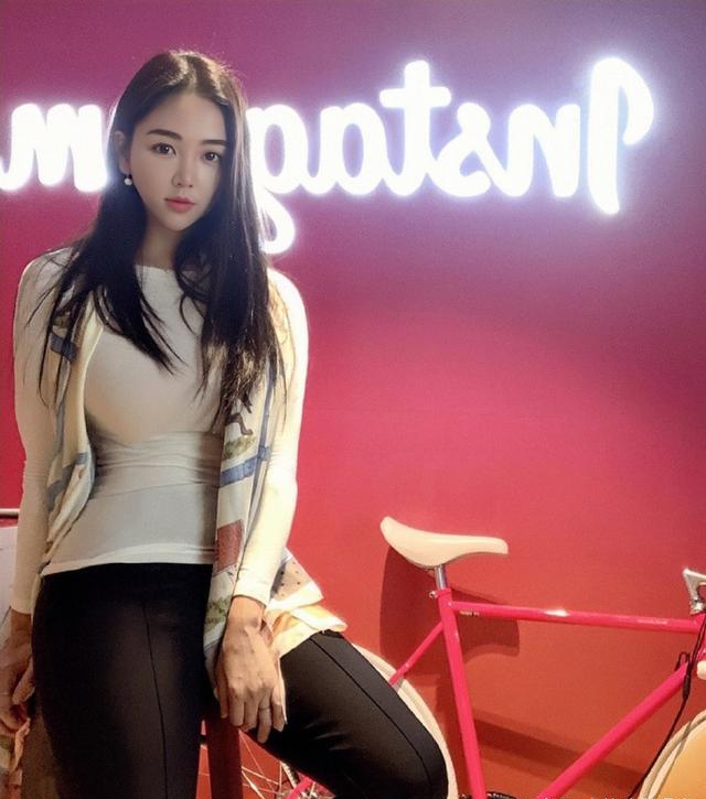 韩国"夜店女王",体重130斤,身材婀娜多姿,不胖反而受欢迎