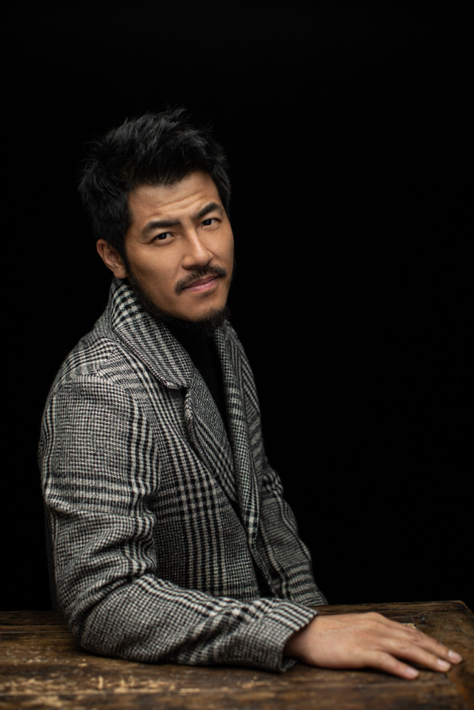 王铮新剧秘密拍摄中 写真释出凸显成熟雅致