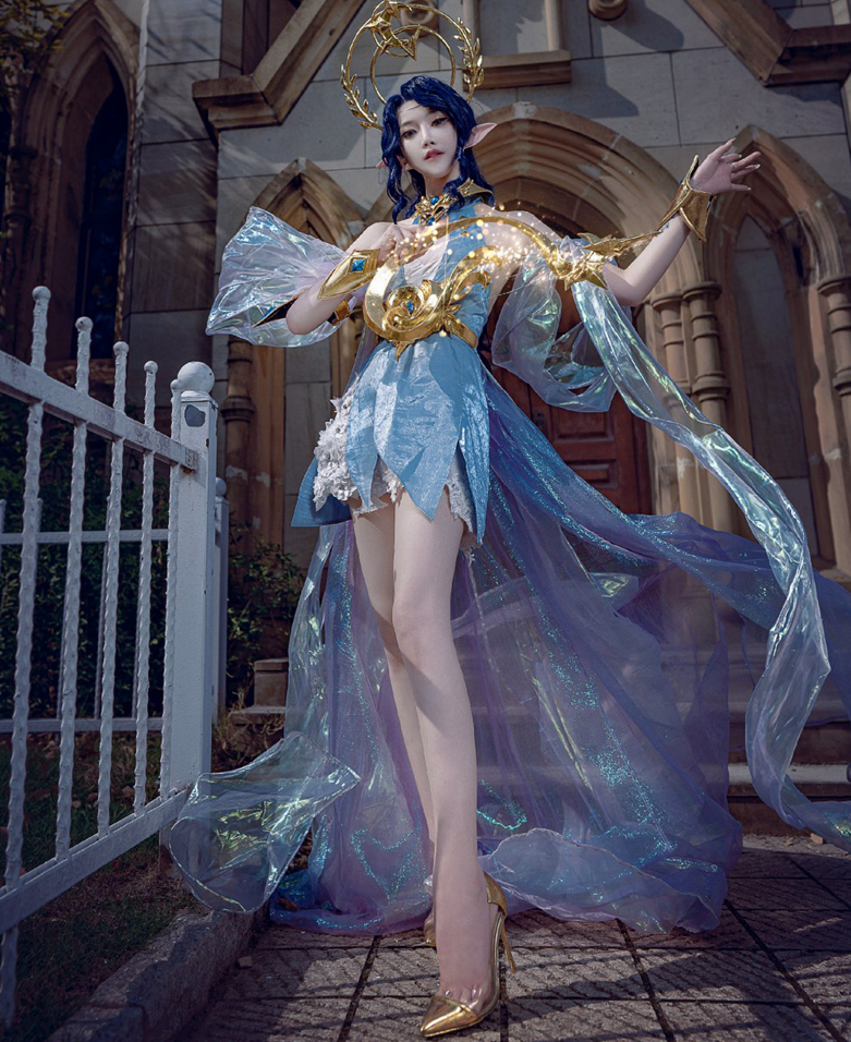 小姐姐cos月光女神,看到一旁的大魔王,网友:亏大了