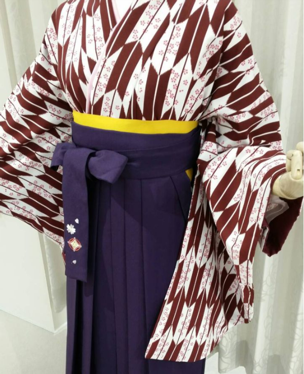 女性的打扮则以小袖搭配袴群风格为主,上衣花纹以箭羽纹为主,在ff14里