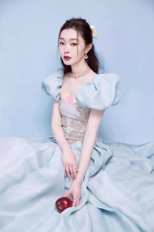 宋轶穿蓝色泡泡袖长裙走红毯手捧苹果似白雪公主童话感满满