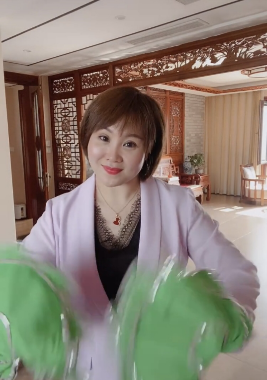 "刘能"媳妇带儿女豪宅里蹦迪,客厅宽敞似舞厅,一套首饰五六万