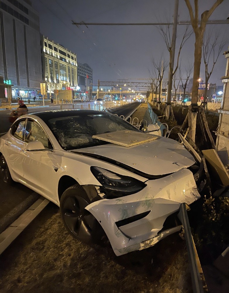 又失控?网友曝特斯拉model3突然加速刹车失灵