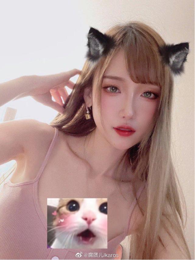 只见,照片中的腐团儿身穿一件粉色吊带,十分不吝啬