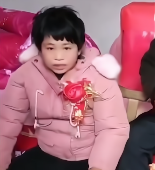 河南一智障女孩嫁给光棍老人婚礼上崩溃大哭母亲却满脸笑容