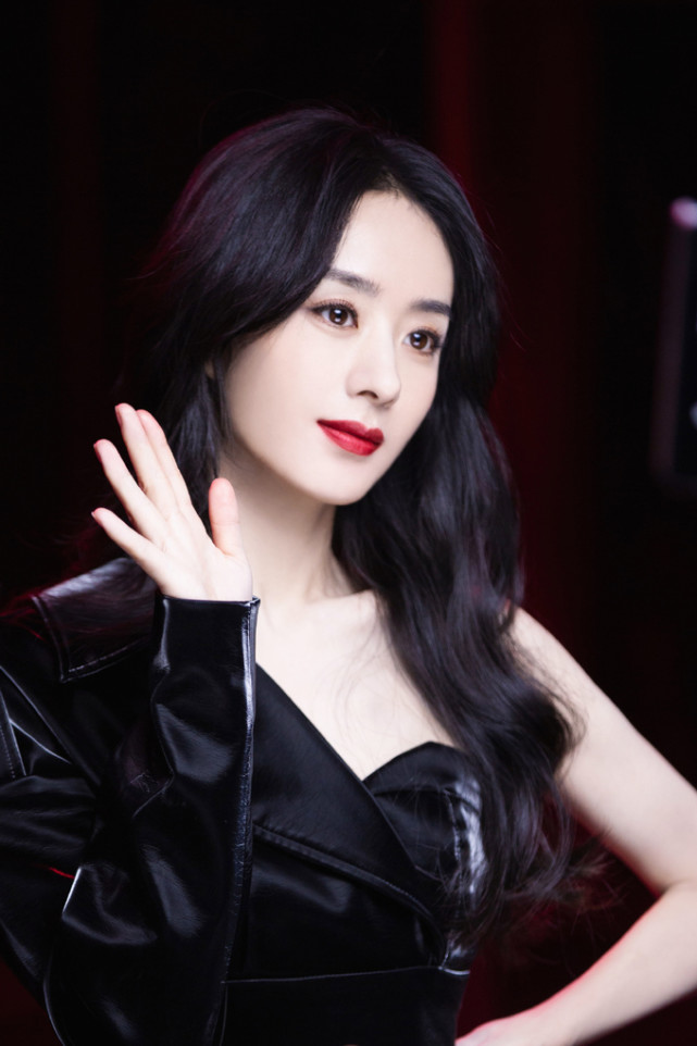 赵丽颖大片花絮曝光,黑长直发眼神霸气,好一个病娇美人太爱了