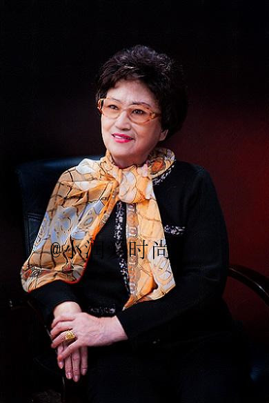 王文娟94岁仍健硕时髦穿刺绣旗袍搭披肩古典文气优雅到骨子里