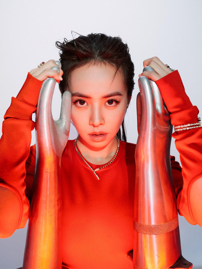 蔡依林最新时尚大片湿发配v领上衣性感冷艳眼神霸气好女王