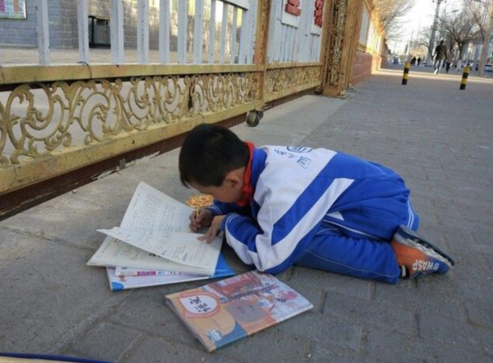 开学将近,小学生开启疯狂模式补作业,家长检查作业后想打人_腾讯新闻