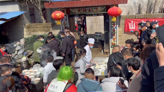 拉面哥成全村希望,村长发话来拍一律免费供吃供喝