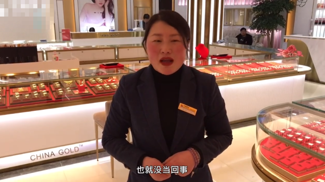 19岁女孩抢金店持铁锤美工刀店员我们以为她在开玩笑