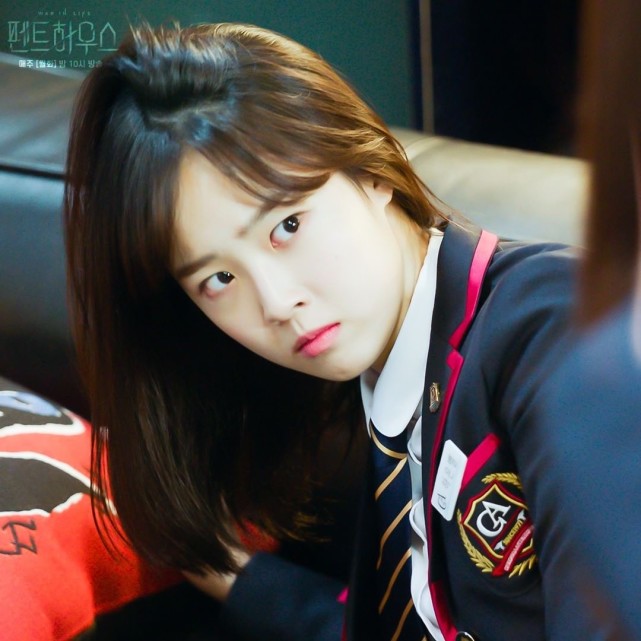 顶楼女星否认卷入校园暴力戏里扯头花小能手下集命运成谜