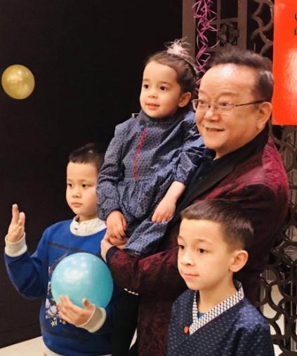 72岁王刚和12岁儿子跑步体力不支被甩身后小20岁三婚妻子现身
